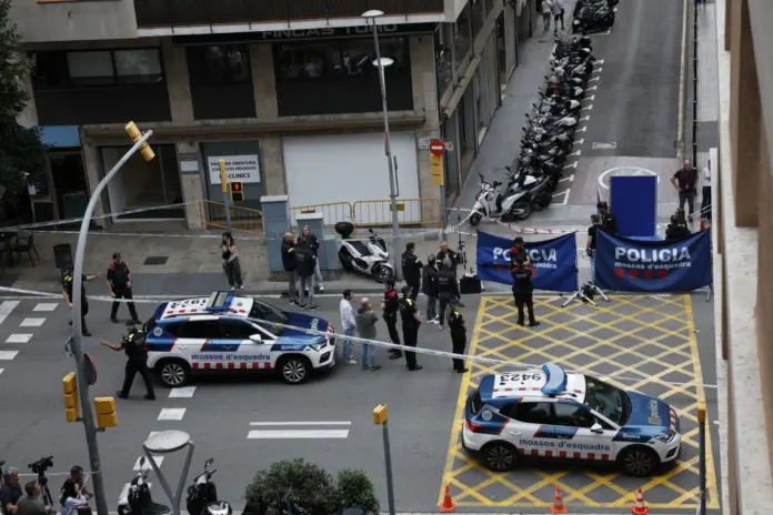 Agentes de los Mossos d'Esquadra junto en la calle Balmes, en el distrito de Sarrià-Sant Gervasi de Barcelona, donde este miércoles un hombre ha sido asesinado a tiros. El crimen, que investigan los Mossos d'Esquadra, ha ocurrido a las 9:50 horas muy cerca de una comisaría de la Policía Nacional. EFE/ Alberto Estévez