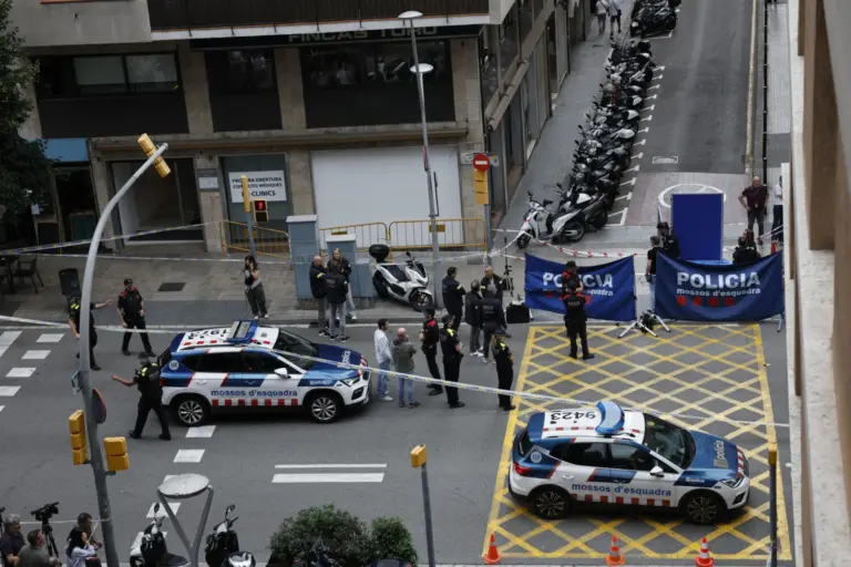 Un hombre muere tiroteado en la cabeza junto a una comisaría de Barcelona