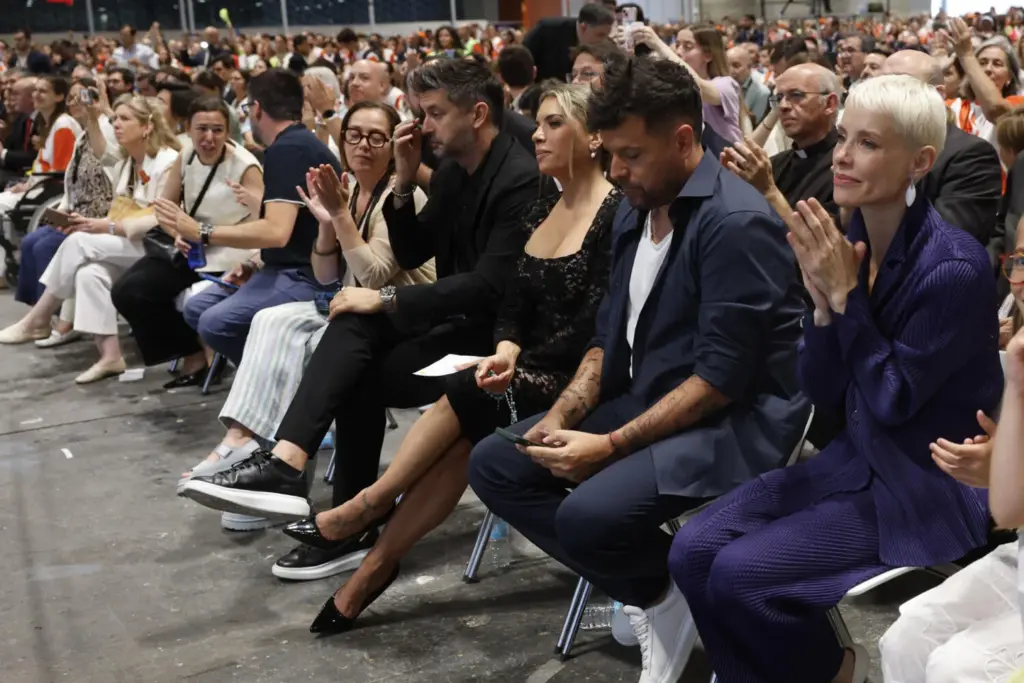 Los cantantes Pablo López (2d) y Soraya (d) asisten al encuentro del papa León XIV con los voluntarios que han colaborado en los actos del pontífice en la capital, este martes, en el IFEMA. EFE/J.J. Guillén POOL