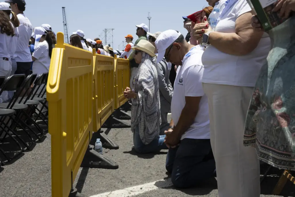 Miles de personas asistieron este viernes a la misa que ofició el papa León XIV en el puerto de Santa Cruz de Tenerifeen su último día de viaje a España. En la imagen, varios fieles durante la misa. EFE/Miguel Barreto