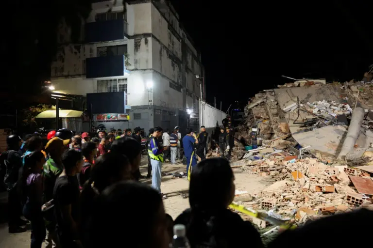 El éxito de un rescate anima la búsqueda entre escombros de un edificio en Caracas