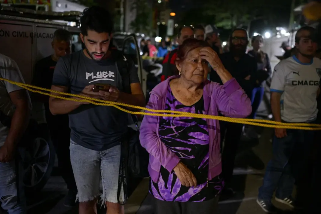 Personas permanecen en el lugar de un edificio colapsado tras un terremoto en Caracas, Venezuela, el 25 de junio de 2026. REUTERS/Gaby Oraa
