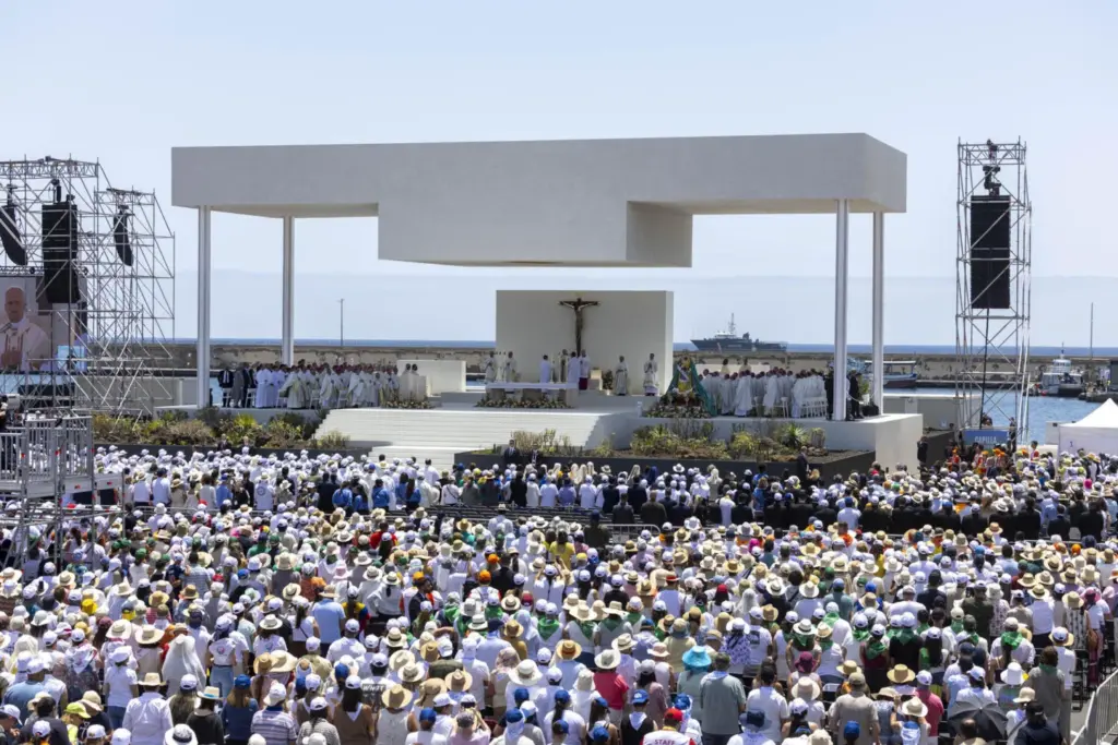 Miles de personas asistieron este viernes a la misa que ofició el papa León XIV en el puerto de Santa Cruz de Tenerifeen su último día de viaje a España. EFE/ Miguel Barreto