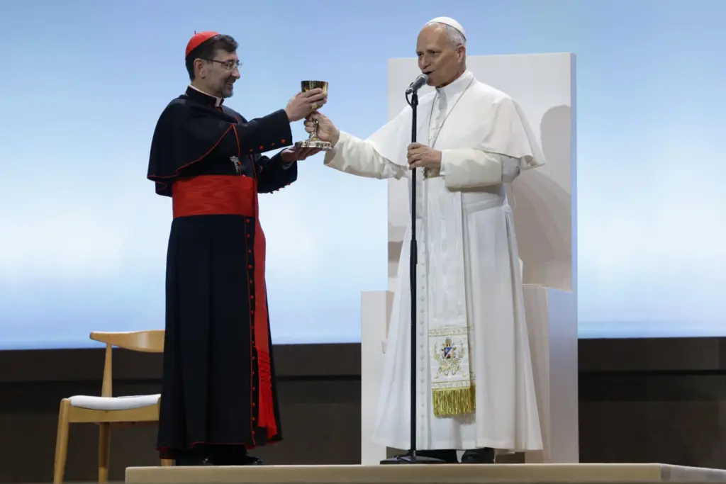 El papa León XIV (i) junto al arzobispo de Madrid José Cobo Cano (d) durante un encuentro entre el papa y los voluntarios que han colaborado en los actos del pontífice en la capital, este martes, en el IFEMA. EFE/ J.J. Guillen POOL