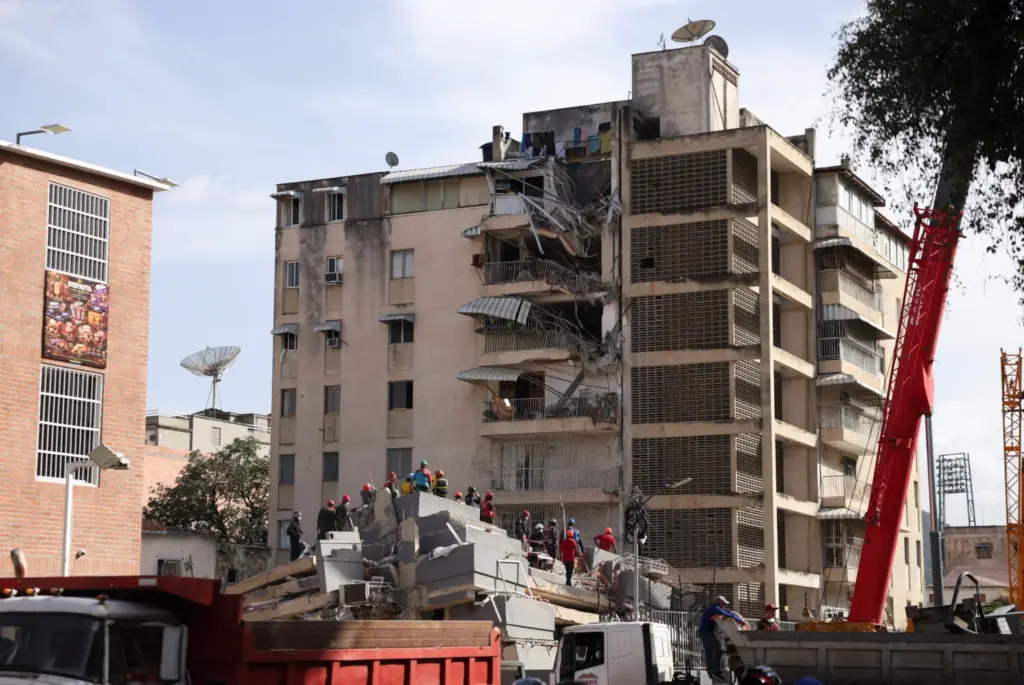 Personas permanecen sobre los escombros de un edificio derrumbado tras los terremotos en Caracas, Venezuela, el 25 de junio de 2026. REUTERS/Leonardo Fernandez Viloria