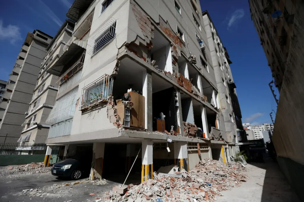 Vista de un edificio dañado tras los terremotos que afectaron al país, en Caracas, Venezuela, el 25 de junio de 2026. REUTERS/Fausto Torrealba