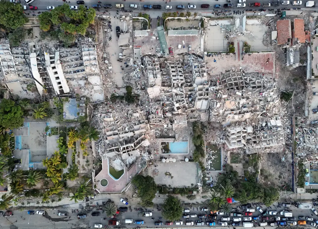 Una vista aérea con dron muestra edificios destruidos por terremotos en La Guaira, Venezuela, el 26 de junio de 2026. Imagen cedida vía REUTERS.