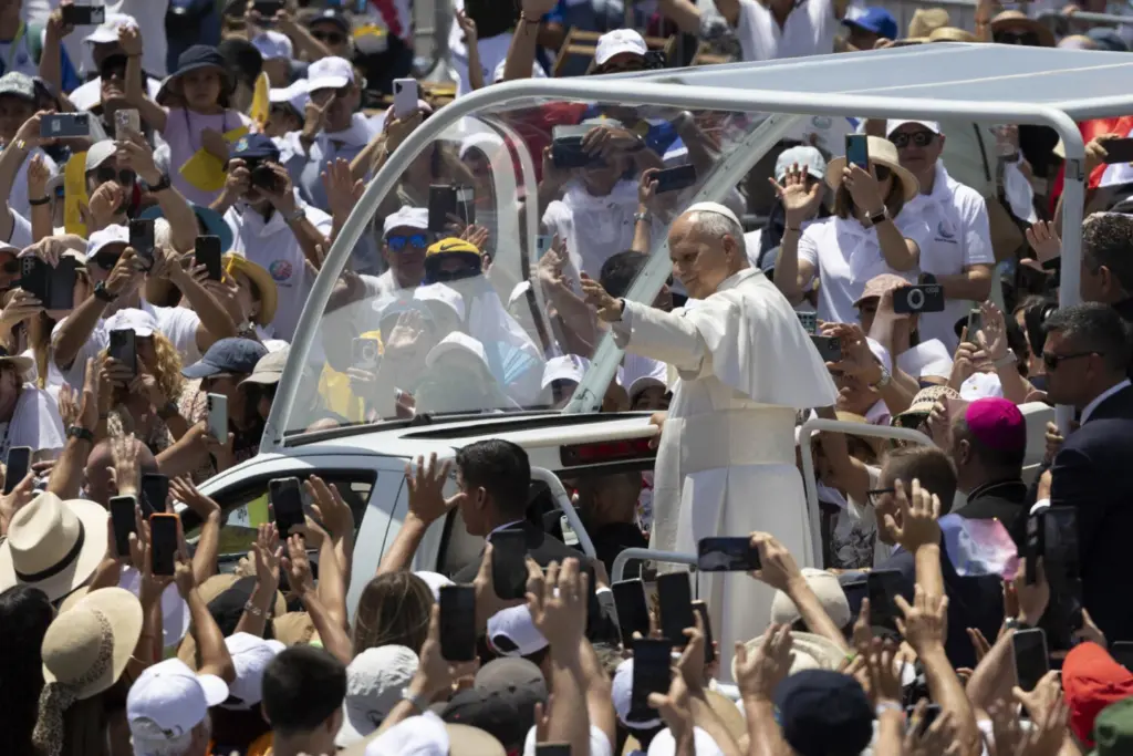 Miles de personas recibieron este viernes al papa León XIV en el puerto de Santa Cruz de Tenerife, donde celebró una misa multitudinaria en su último día de viaje. EFE/ Miguel Barreto