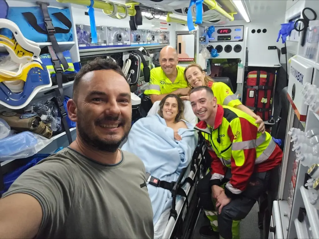 Equipo sanitario del Servicio de Urgencias Canaria, junto con la madre y padre del recién nacido. Imagen cedida por la Consejería de Sanidad