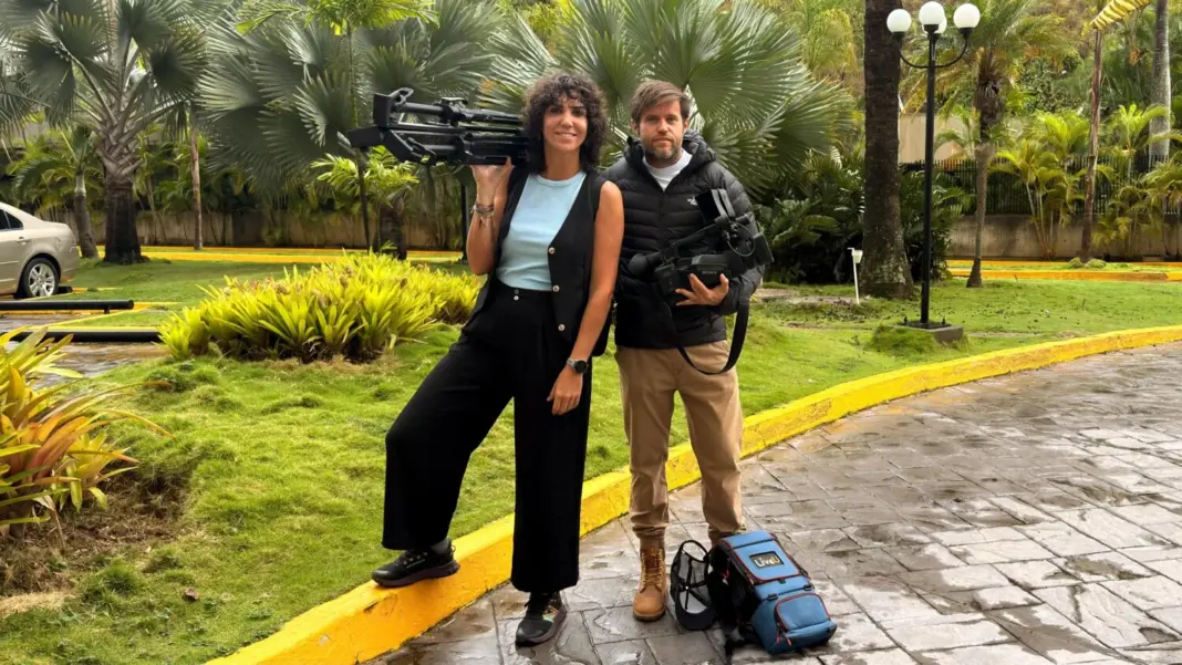 La redactora Silvia Luz y el cámara Aitor Rodríguez ya informan desde el país sudamericano para acercar a los canarios la realidad de la emergencia