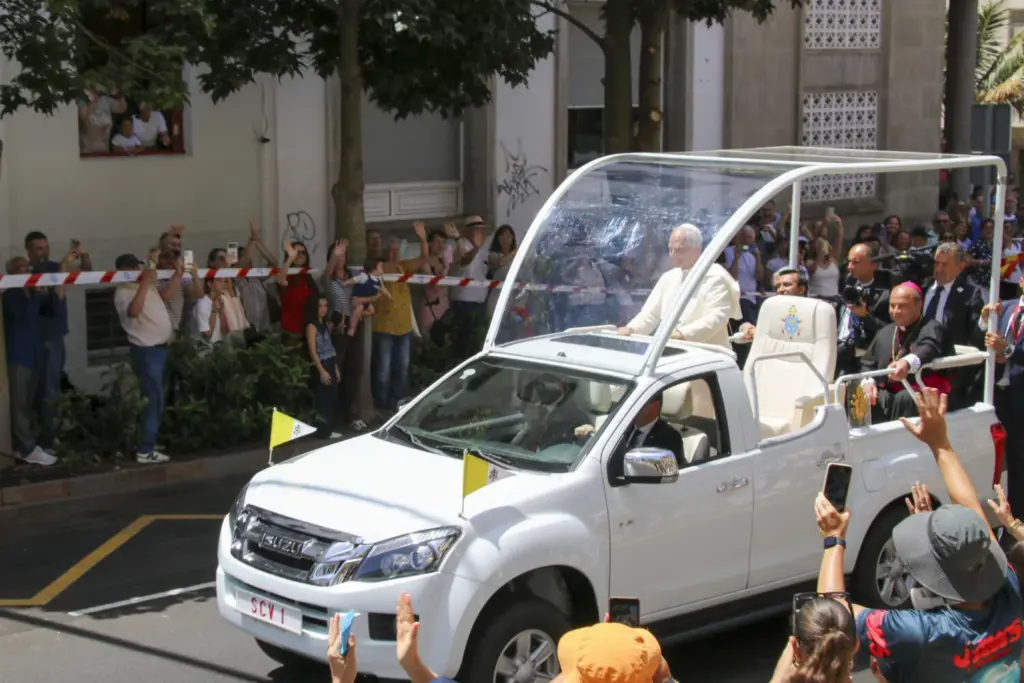 El papa León XIV recorre las calles de Santa Cruz de Tenerife ante miles de personas que lo han esperado durante horas para verlo pasar camino del puerto de la ciudad donde celebra una misa multitudinaria este viernes, en su último día de viaje a España. EFE/ Cristina Magdaleno