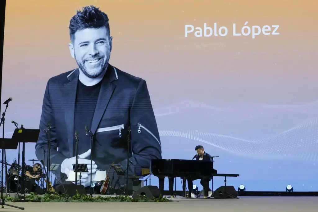Pablo López actúa durante el encuentro del papa León XIV con los voluntarios que han colaborado en los actos del pontífice en la capital, este martes, en el IFEMA. EFE/J.J. Guillén POOL