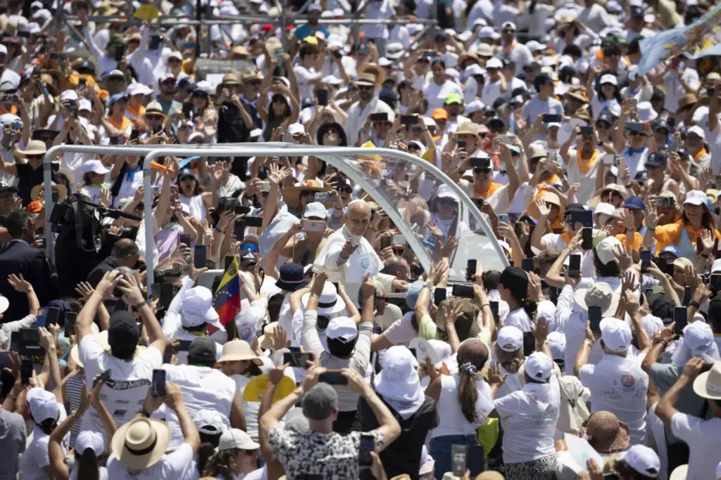 Miles de personas recibieron este viernes al papa León XIV en el puerto de Santa Cruz de Tenerife, donde celebró una misa multitudinaria en su último día de viaje. EFE/ Miguel Barreto
