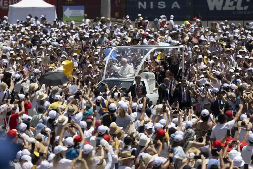 Miles de personas recibieron este viernes al papa León XIV en el puerto de Santa Cruz de Tenerife, donde celebró una misa multitudinaria en su último día de viaje. EFE/ Miguel Barreto