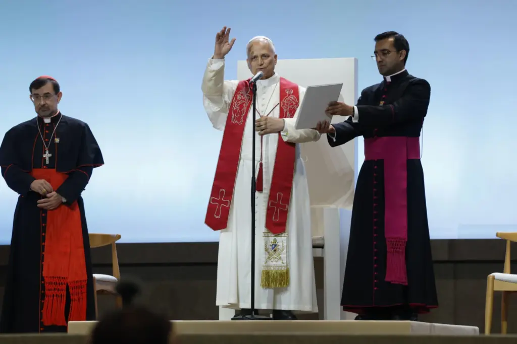 El papa León XIV asiste a un encuentro con los voluntarios que han colaborado en los actos del pontífice en la capital, este martes, en el IFEMA. EFE/ J.J. Guillen POOL