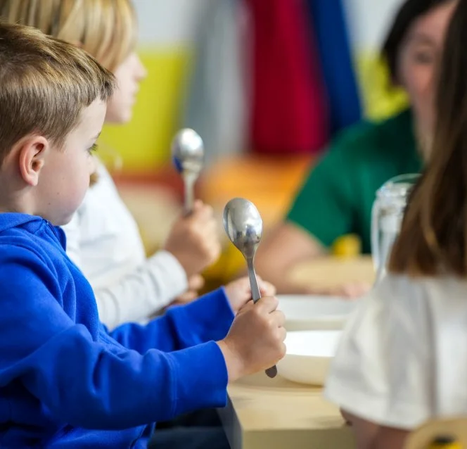 El verano agrava la pobreza infantil: un millón de niños sin beca comedor ni campamentos
