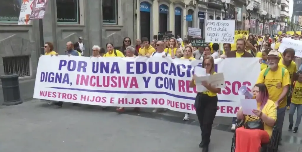 Las familias canarias salen a la calle para exigir una inclusión escolar real