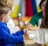 El verano agrava la pobreza infantil: un millón de niños sin beca comedor ni campamentos