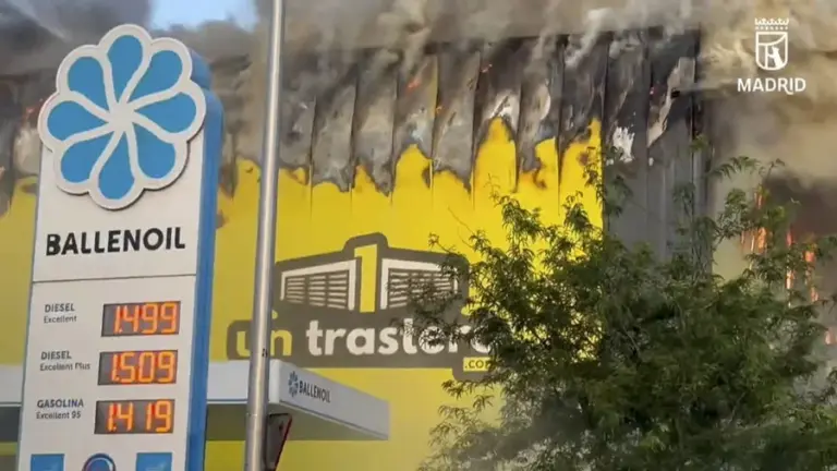 Aparatoso incendio en una nave de trasteros en Villaverde, Madrid