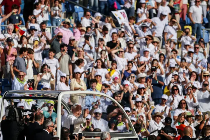 El papa León XIV saluda a los fieles a su llegada en el papamóvil para celebrar la Santa Misa en el Estadio de Gran Canaria, en Las Palmas de Gran Canaria, durante su viaje apostólico por la isla de Gran Canaria, España, el 11 de junio de 2026. REUTERS/Yara Nardi