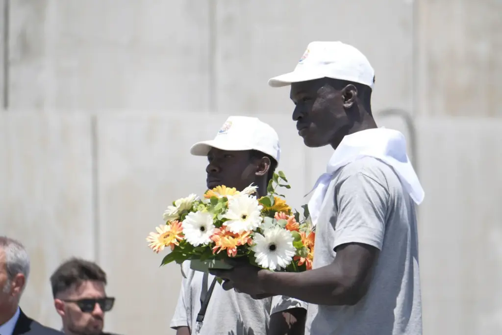 Detalle de la corona de flores que el papa León XIV ha recibido de manos de uno de los migrantes que llegó en cayuco a la isla ha arrojado al mar en recuerdo de los migrantes muertos en la travesía durante el encuentro con más de un millar de inmigrantes de África, América Latina y con representantes de las principales instituciones y organizaciones sociales que trabajan en los servicios de rescate, acogida e integración en el muelle de Arguineguín, en la isla de Gran Canaria, este jueves, en el sexto día de su viaje a España. EFE/ Angel Medina G. POOL