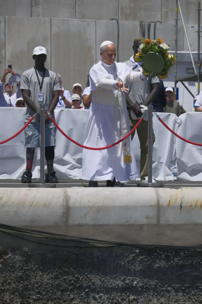 El papa León XIV lanza una corona de flores al mar en recuerdo de los migrantes muertos en la travesía durante el encuentro con más de un millar de inmigrantes de África, América Latina y con representantes de las principales instituciones y organizaciones sociales que trabajan en los servicios de rescate, acogida e integración en el muelle de Arguineguín, en la isla de Gran Canaria, este jueves, en el sexto día de su viaje a España. EFE/ Angel Medina G. POOL