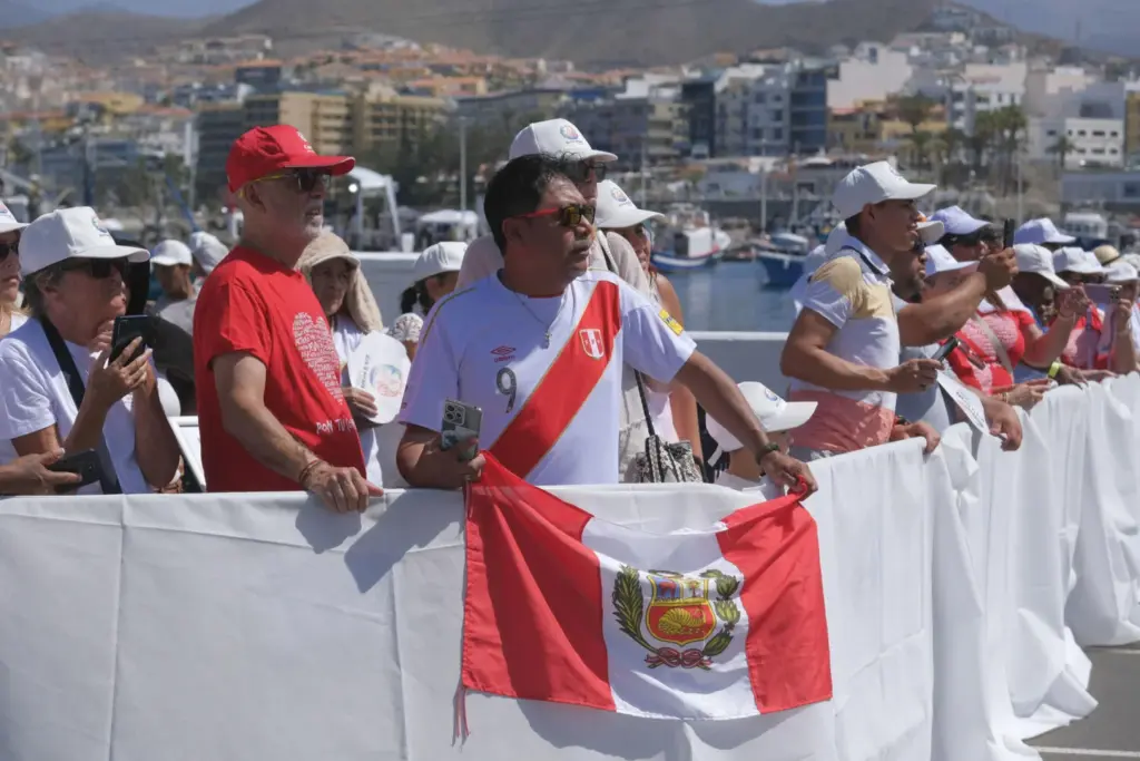 Un migrante peruano durante el encuentro que el papa León XIV ha mantenido con más de un millar de inmigrantes de África, América Latina y con representantes de las principales instituciones y organizaciones sociales que trabajan en los servicios de rescate, acogida e integración en el muelle de Arguineguín, en la isla de Gran Canaria, este jueves, en el sexto día de su viaje a España. EFE/ Angel Medina G. POOL
