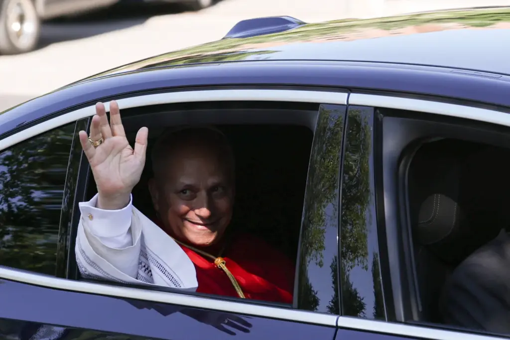 El papa León XIV saluda al salir de la Nunciatura Apostólica, donde se aloja durante su viaje apostólico por España, en Madrid, España, el 8 de junio de 2026. REUTERS/Violeta Santos Moura