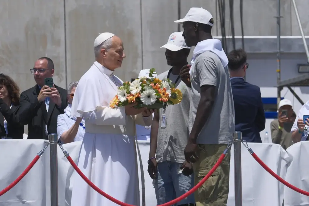 El papa León XIV lanza una corona de flores al mar en recuerdo de los migrantes muertos en la travesía durante el encuentro con más de un millar de inmigrantes de África, América Latina y con representantes de las principales instituciones y organizaciones sociales que trabajan en los servicios de rescate, acogida e integración en el muelle de Arguineguín, en la isla de Gran Canaria, este jueves, en el sexto día de su viaje a España. EFE/ Angel Medina G. POOL