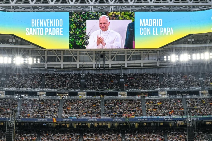 El Papa León XIV durante un encuentro con la comunidad archidiocesana de Madrid en el Estadio Santiago Bernabéu en Madrid/ EFE / EPA / CIRO FUSCO