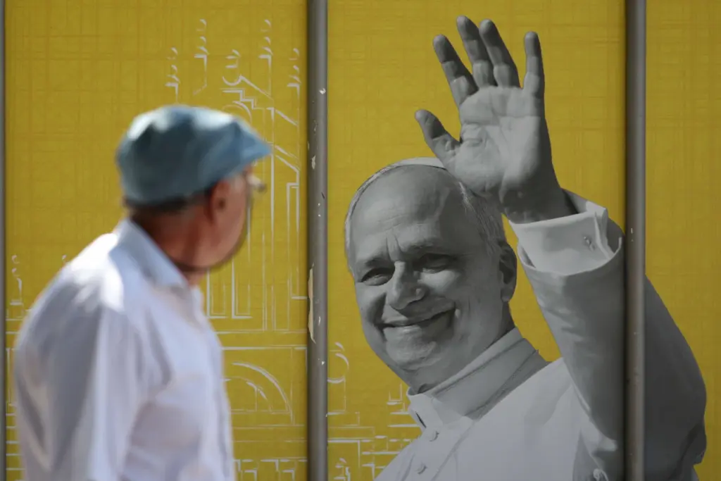 Carteles en Madrid anuncian la llegada del papa León XIV. El pontífice del 6 al 12 estará en España visitando Madrid, Barcelona, Gran Canaria y Tenerife 