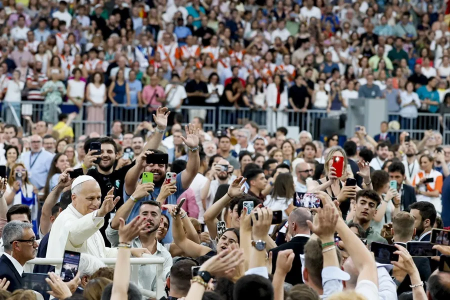 Más de 200.000 personas asisten al último recorrido del papa en su visita a Madrid