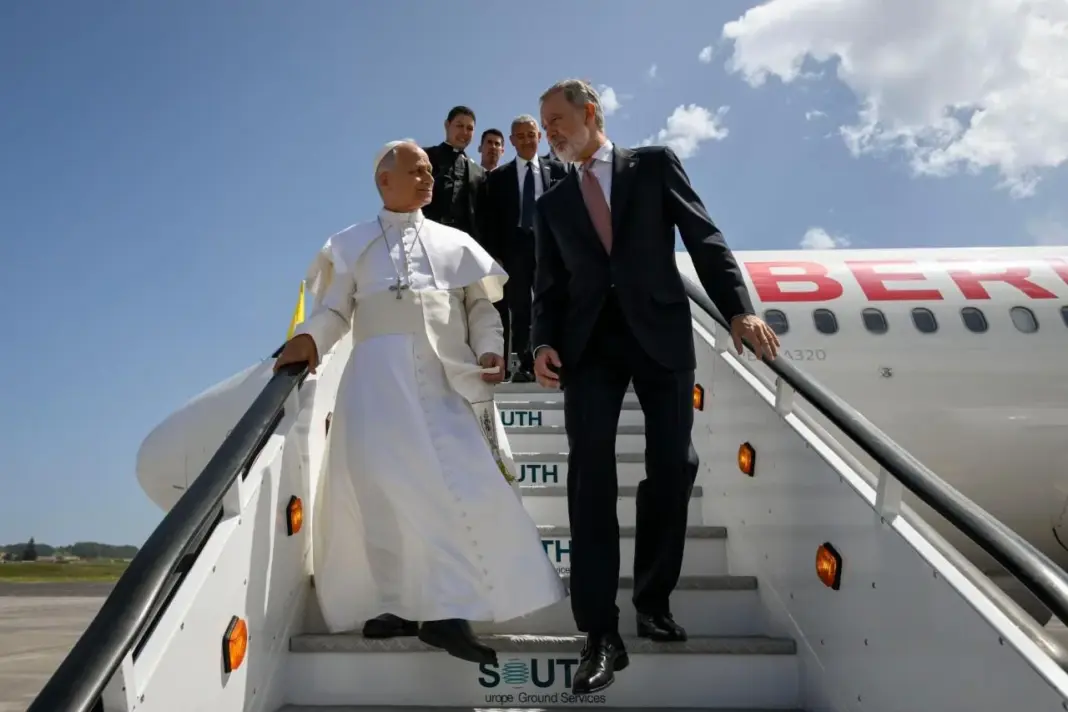 El papa baja las escalerillas del avión junto con el rey de España, tras un incidente técnico