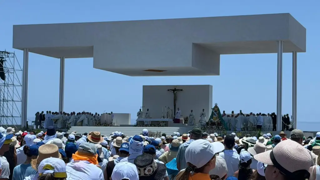 El papa León XIV oficia una misa en el puerto de Santa Cruz de Tenerife. Pedro Yanes
