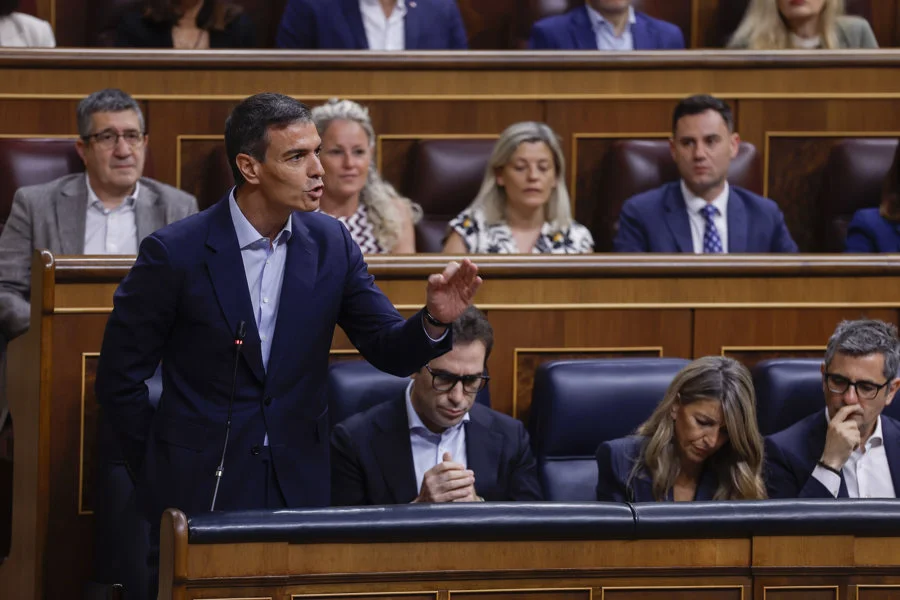 El presidente del Gobierno, Pedro Sánchez, durante su intervención en el pleno del Congreso, donde responde a preguntas del PP, PNV y Podemos. EFE/ Javier Lizo