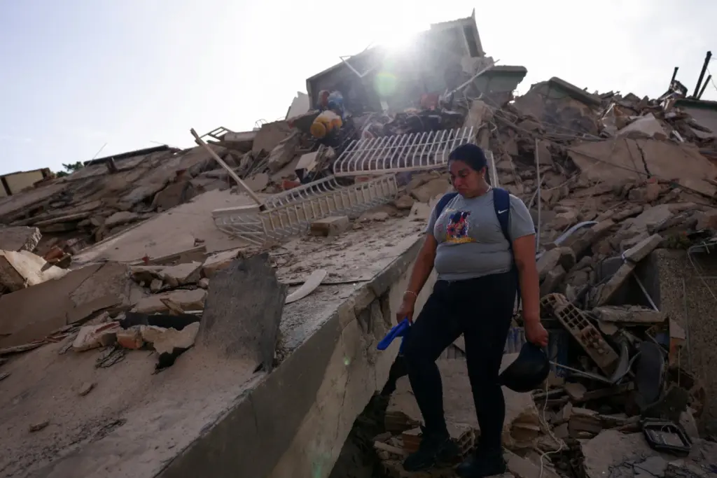 Una mujer reacciona entre los escombros de un edificio tras los terremotos que sacudieron el país, en La Guaira, Venezuela, el 25 de junio de 2026. REUTERS/Gaby Oraa