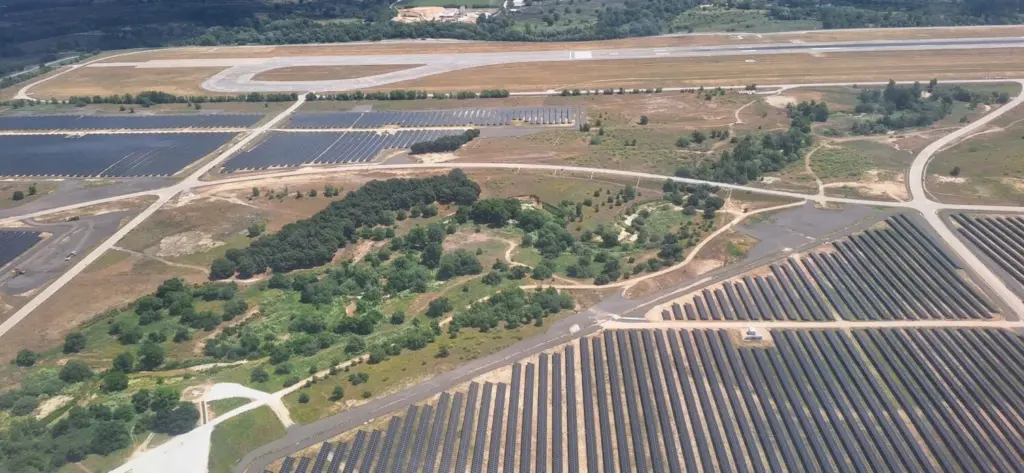 Vista aérea de las placas solares instaladas alrededor del monumento en recuerdo del accidente de Sapanair en 2008. Imagen: Pilar Vera en X