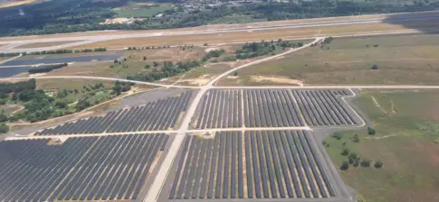 Critican que el monumento del accidente de Spanair esté rodeado de placas solares