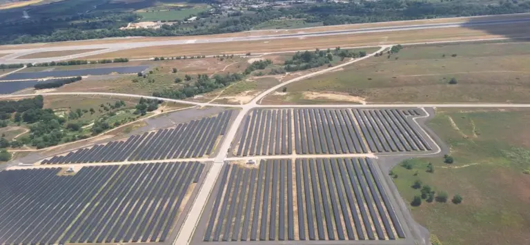 Critican que el monumento del accidente de Spanair esté rodeado de placas solares
