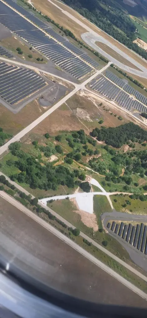 Vista aérea de las placas solares instaladas alrededor del monumento en recuerdo del accidente de Sapanair en 2008. Imagen: Pilar Vera en X