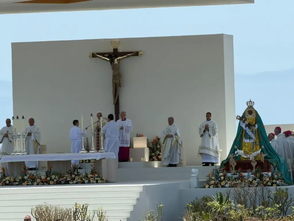 El papa León XIV oficia una misa en el puerto de Santa Cruz de Tenerife. Pedro Yanes