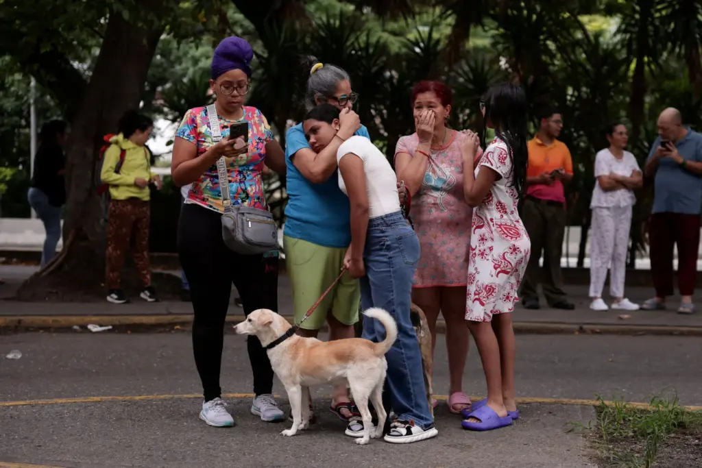 Personas reaccionan mientras se reúnen tras un terremoto en Caracas, Venezuela, el 24 de junio de 2026. REUTERS/Gaby Oraa
