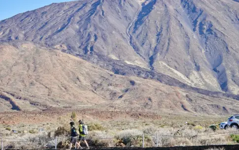 El Cabildo de Tenerife prohíbe fumar en todo el Parque Nacional del Teide tras los últimos incendios en espacios protegidos