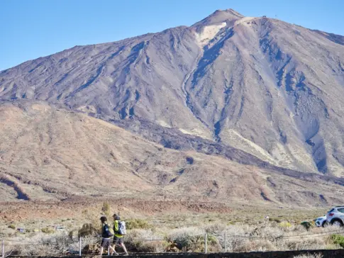 El Cabildo de Tenerife prohíbe fumar en todo el Parque Nacional del Teide tras los últimos incendios en espacios protegidos