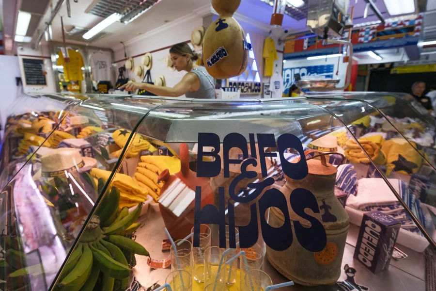 Tienda efímera de Quevedo en el Mercado de Altavista. Imagen EFE/Ángel Medina G.