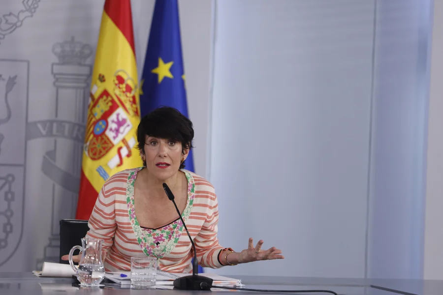 La ministras de Inclusión, Seguridad Social y Migraciones y portavoz del Gobierno, Elma Saiz, durante la rueda de prensa posterior a la reunión del Consejo de Ministros, este martes en el Palacio de La Moncloa. EFE/ Javier Lizon