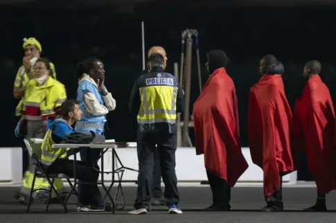 Salvamento recata a 81 personas en una neumática en Lanzarote