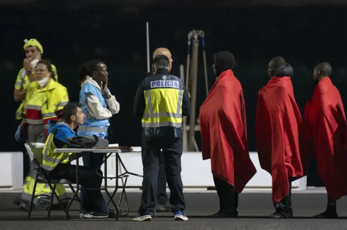 Salvamento recata a 81 personas en una neumática en Lanzarote