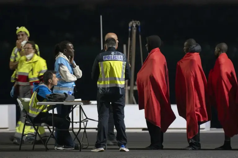 Salvamento recata a 81 personas en una neumática en Lanzarote