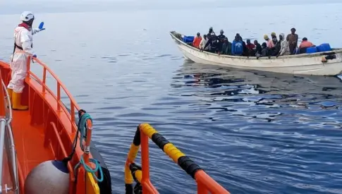 Salvamento Marítimo rescata a 77 personas migrantes a bordo de una patera en aguas próximas a Canarias